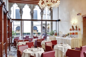 Daily full breakfast (EUR 25 per person) - Hotel Dona Palace (Venice)
