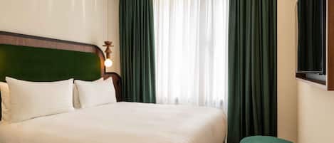 舒适双人房 | 高档床上用品、客房内保险箱、办公桌、笔记本电脑工作区