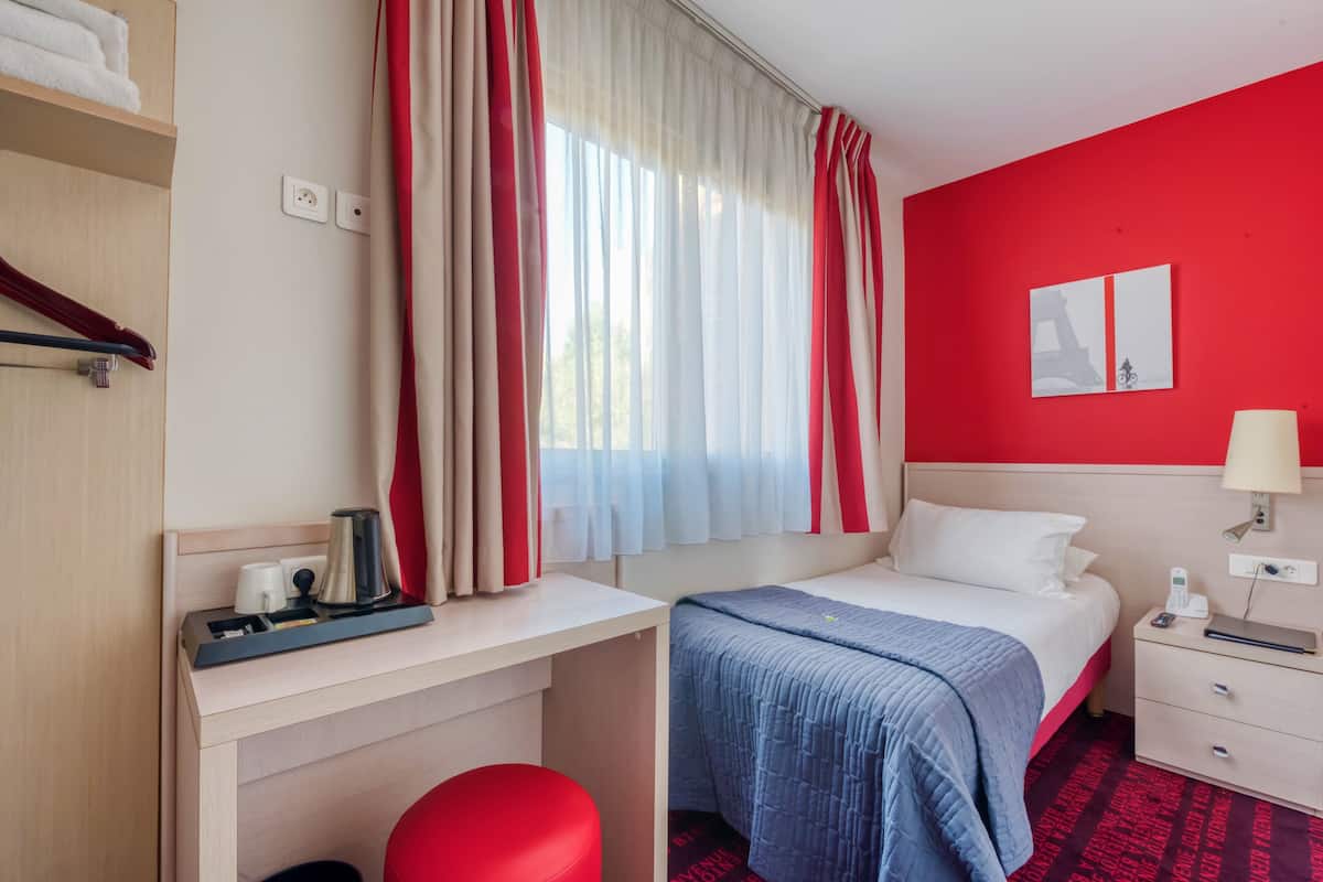 Economy Single Room | Peralatan tempat tidur premium, peti besi dalam bilik, meja