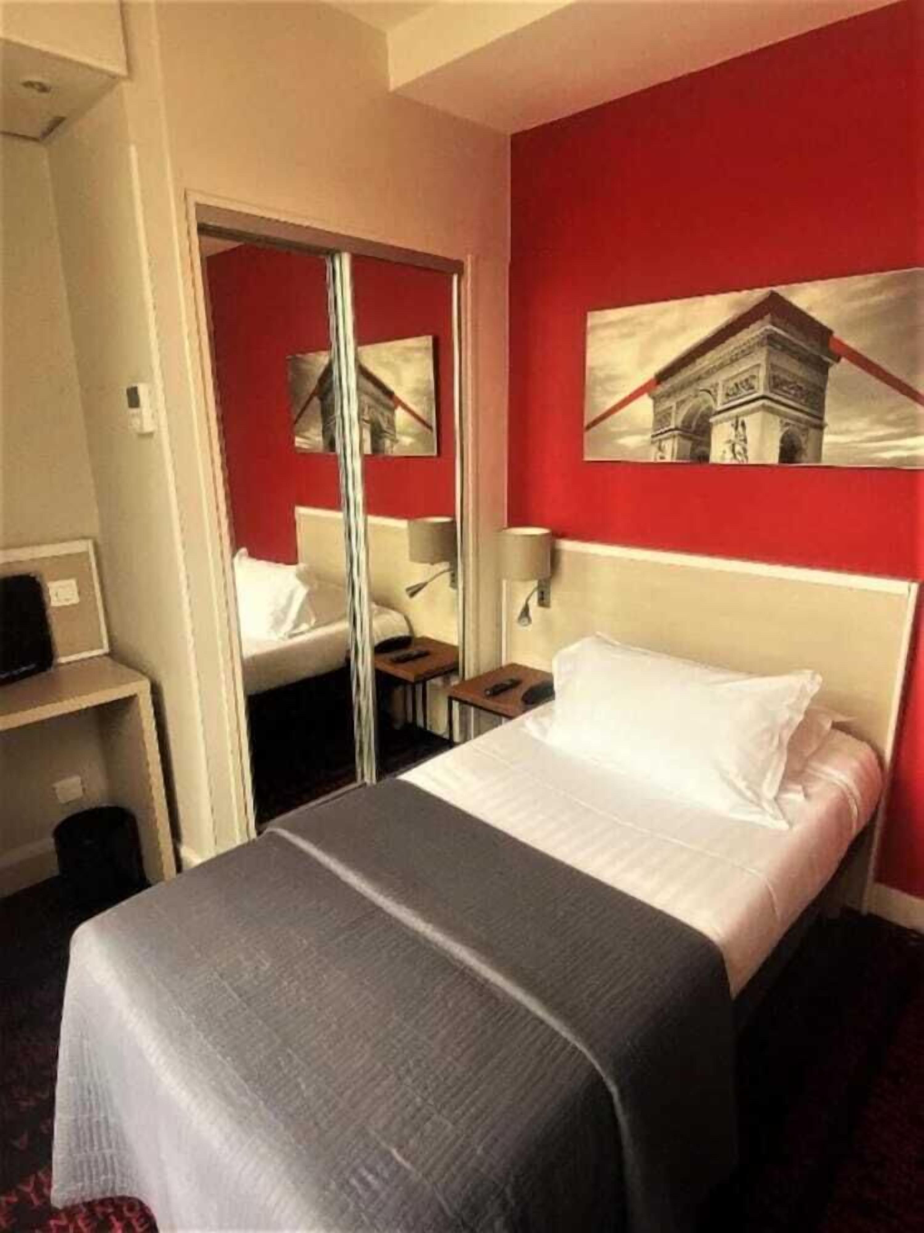 Ropa de cama de alta calidad y caja de seguridad en la habitación 