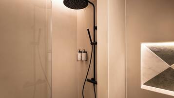 Chambre Simple Confort | Salle de bain | Douche, douche à « effet pluie », articles de toilette gratuits
