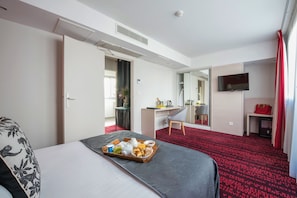 Luxe tweepersoonskamer | Luxe beddengoed, een kluis op de kamer, een bureau, een laptopwerkplek