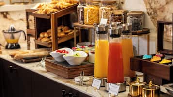 Tägliches Frühstücksbuffet (20 EUR pro Person)