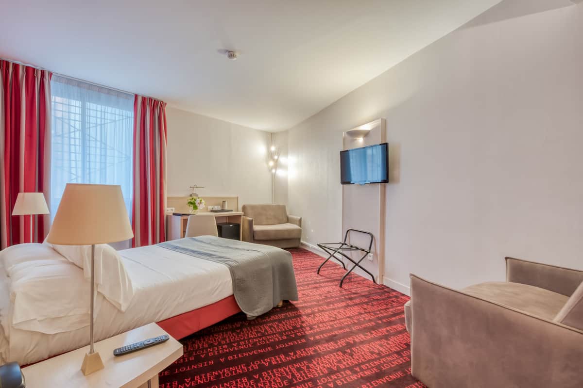 Quadruple Room | Peralatan tempat tidur premium, peti besi dalam bilik, meja