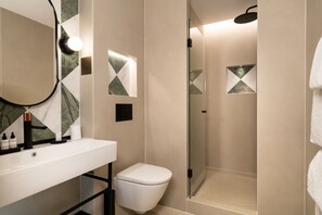 コンフォート ダブルルーム | バスルーム | シャワー、レインフォールシャワー、バスアメニティ (無料)、ヘアドライヤー