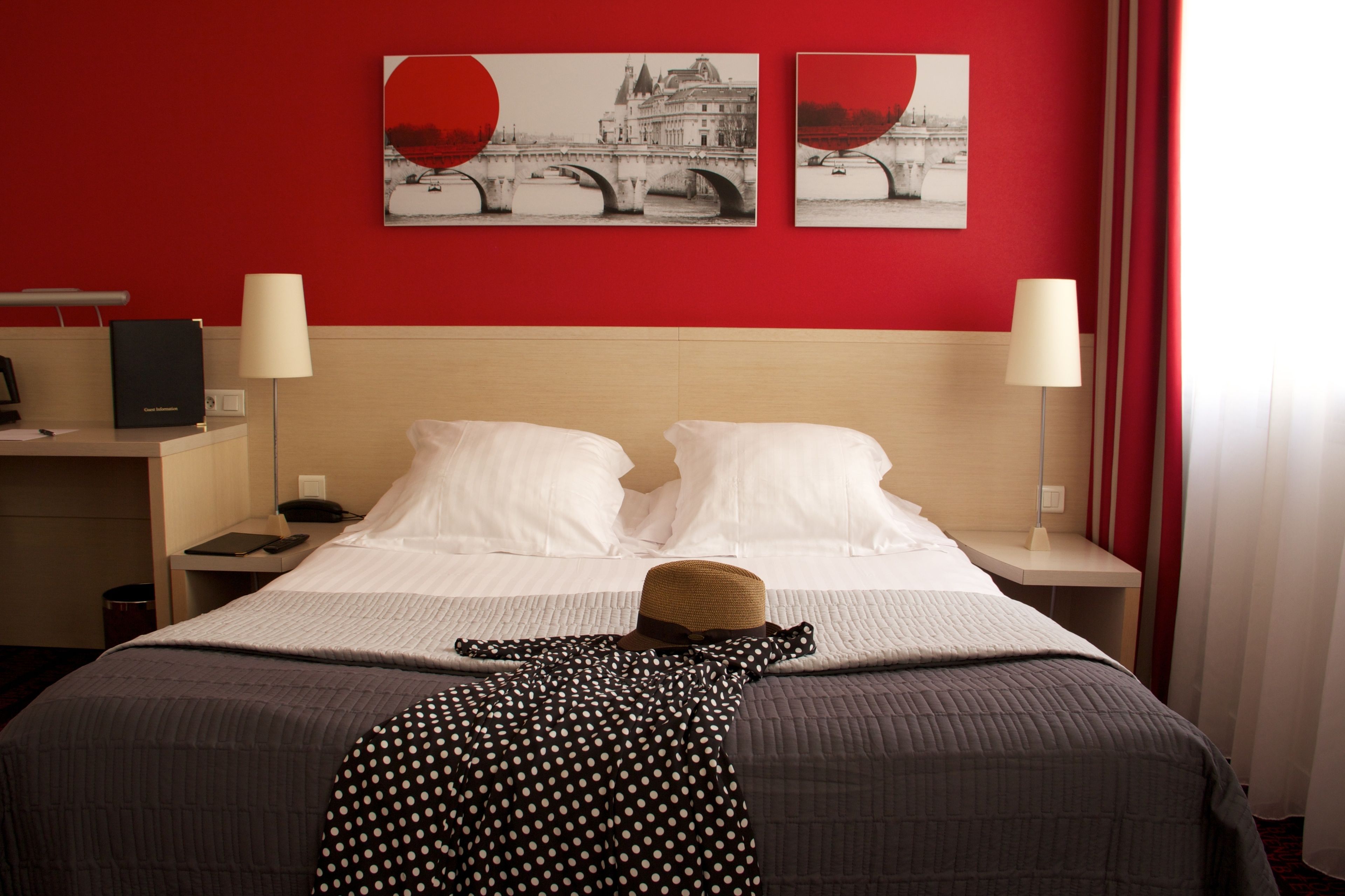 premium bedding, in-room safe, desk, laptop workspace