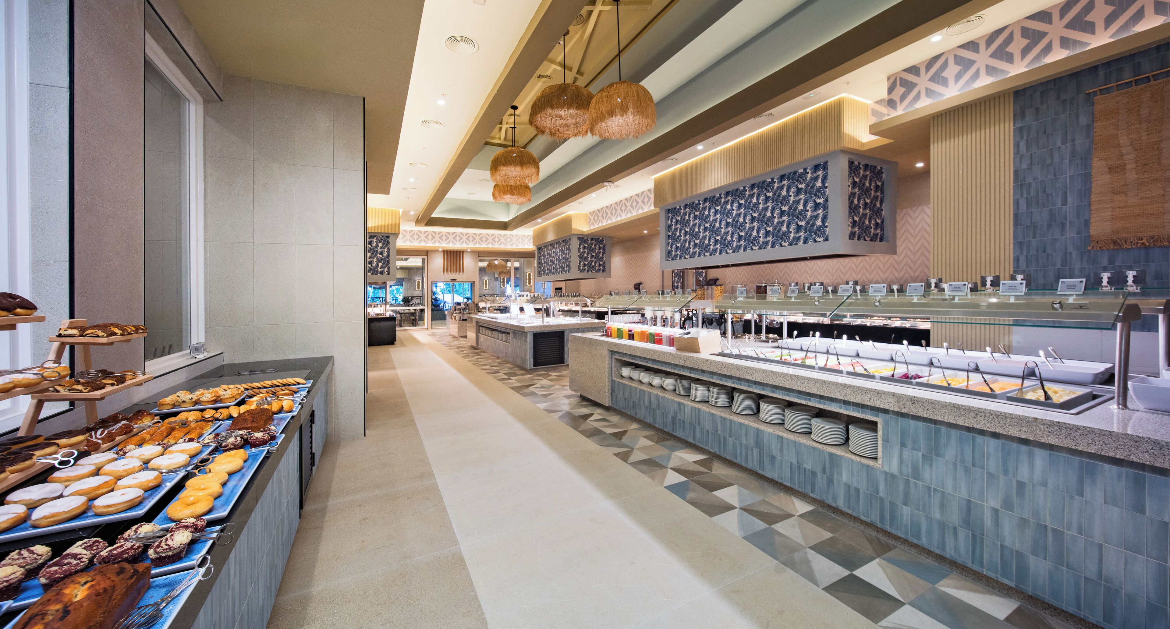 6 間餐廳，供應早餐和晚餐，義大利料理