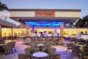 6 bars/lounges, swim-up bar, poolside bar - Hotel Riu Negril - All Inclusive (Negril)