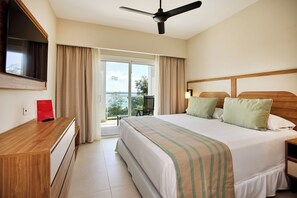 Minibar, caja fuerte, cortinas opacas y tabla de planchar con plancha