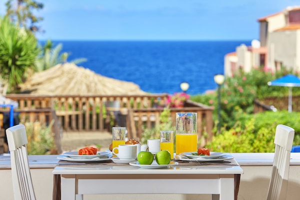 5 restaurants, breakfast served