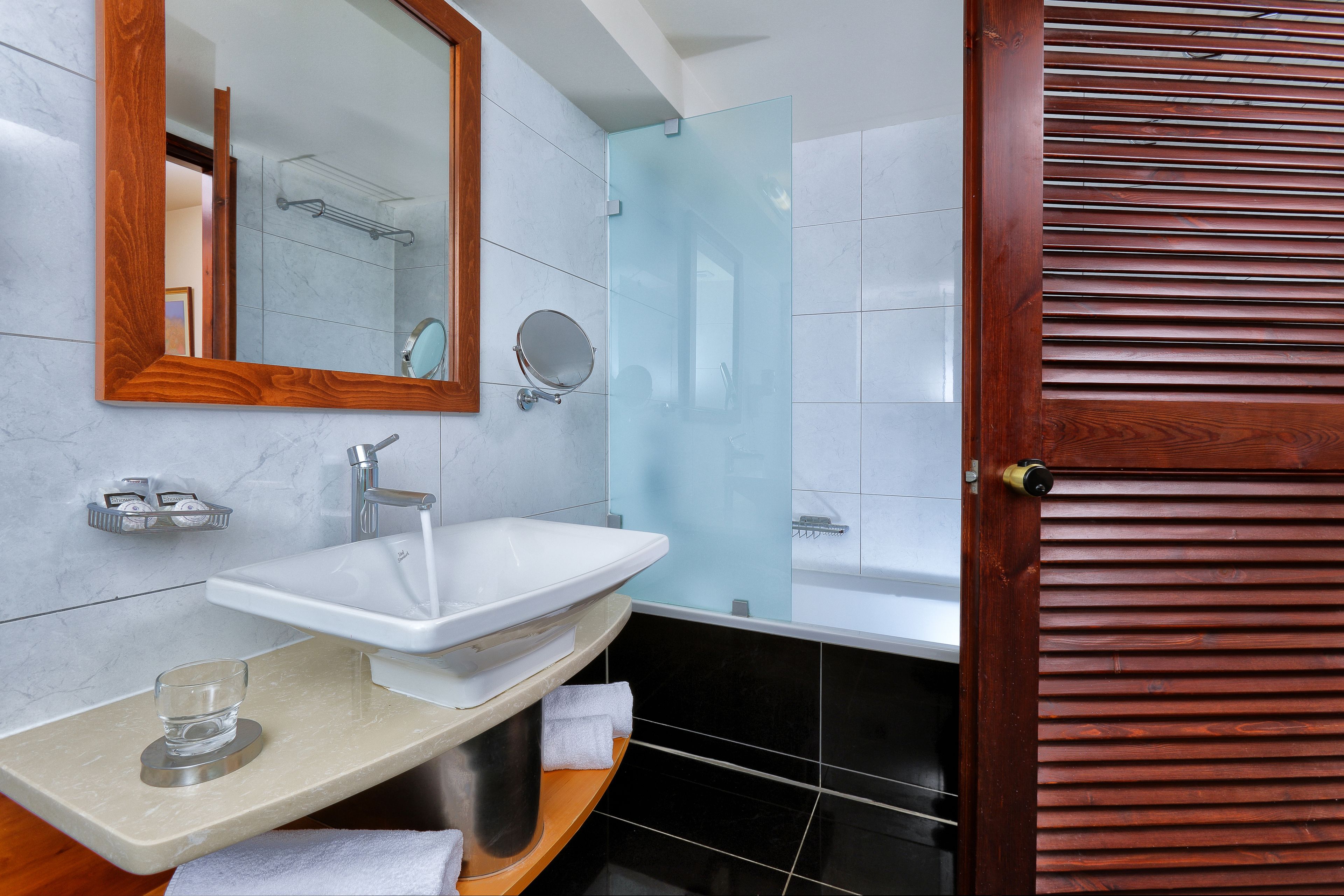 family suite, 2 bedrooms | bathroom | designer toiletries, hair dryer, towels