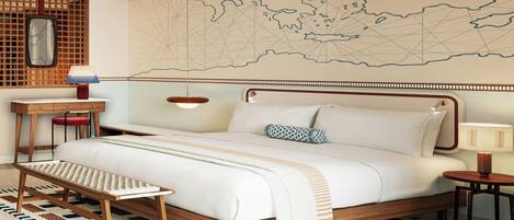Un dormitorio ordenado con cama, mesitas de noche, un mapa en la pared y una alfombra estampada.