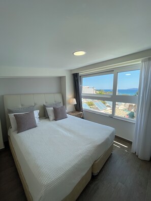 Espacio para trabajar con laptop y cortinas blackout 