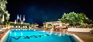 Kolam renang outdoor, dengan payung kolam renang dan kursi berjemur
