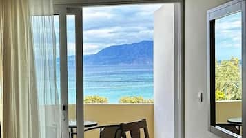 Espacio para trabajar con laptop y cortinas blackout