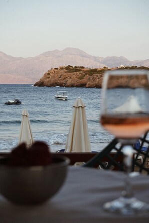 2 restaurants, breakfast, lunch, dinner served; seafood - Faedra Beach Hotel (Agios Nikolaos)