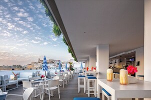 Bar junto a la piscina