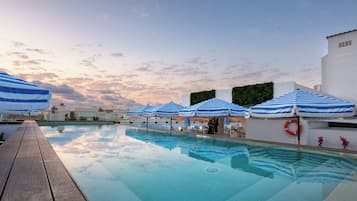 Piscine extérieure (ouverte en saison), parasols de plage