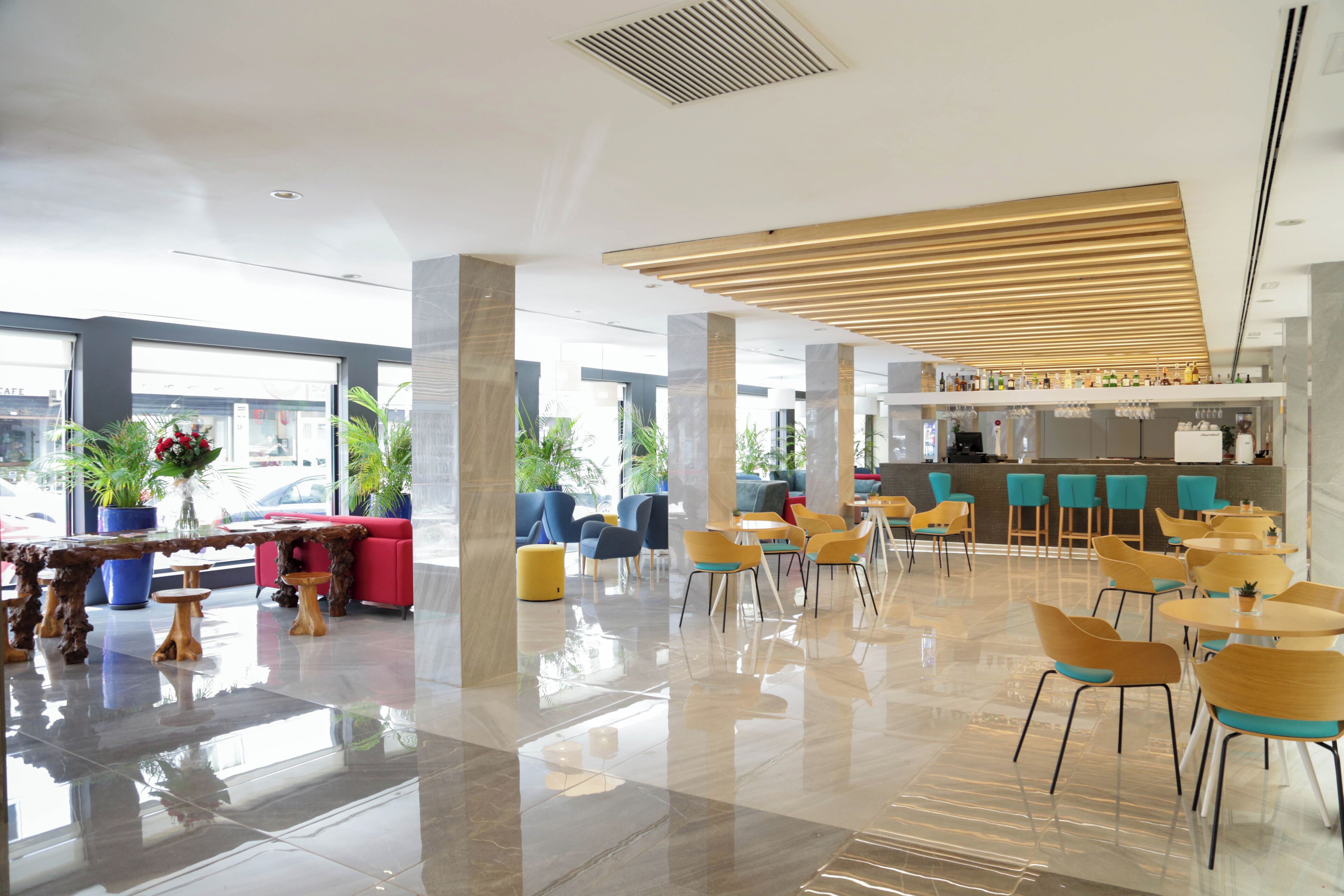 2 bars/lounges, een swim-up bar, een poolbar