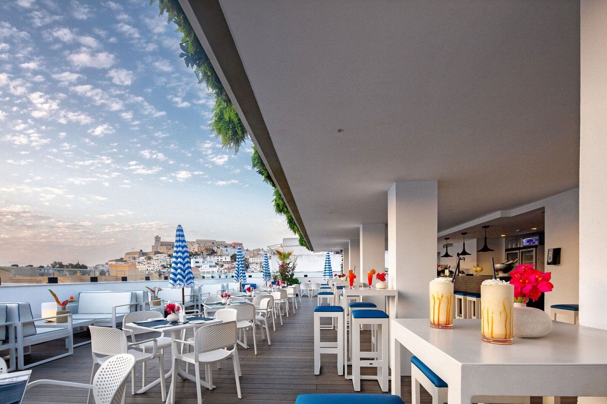 2 bares o lounges, bar en la alberca, bar junto a la alberca 