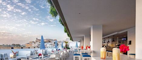 2 bars/lounges, swim-up bar, poolside bar