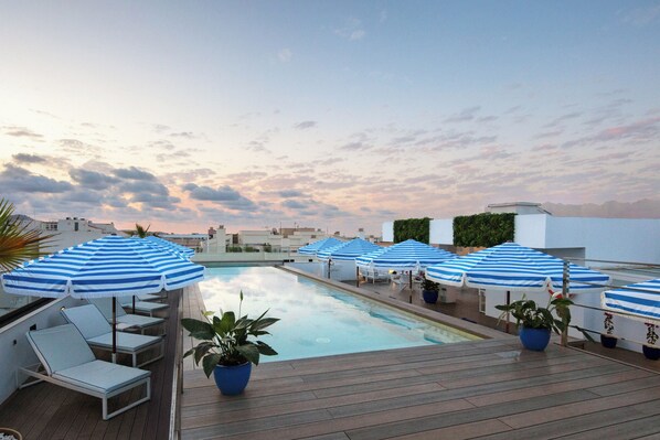 Sesongbasert utendørsbasseng, bassengparasoller og solsenger