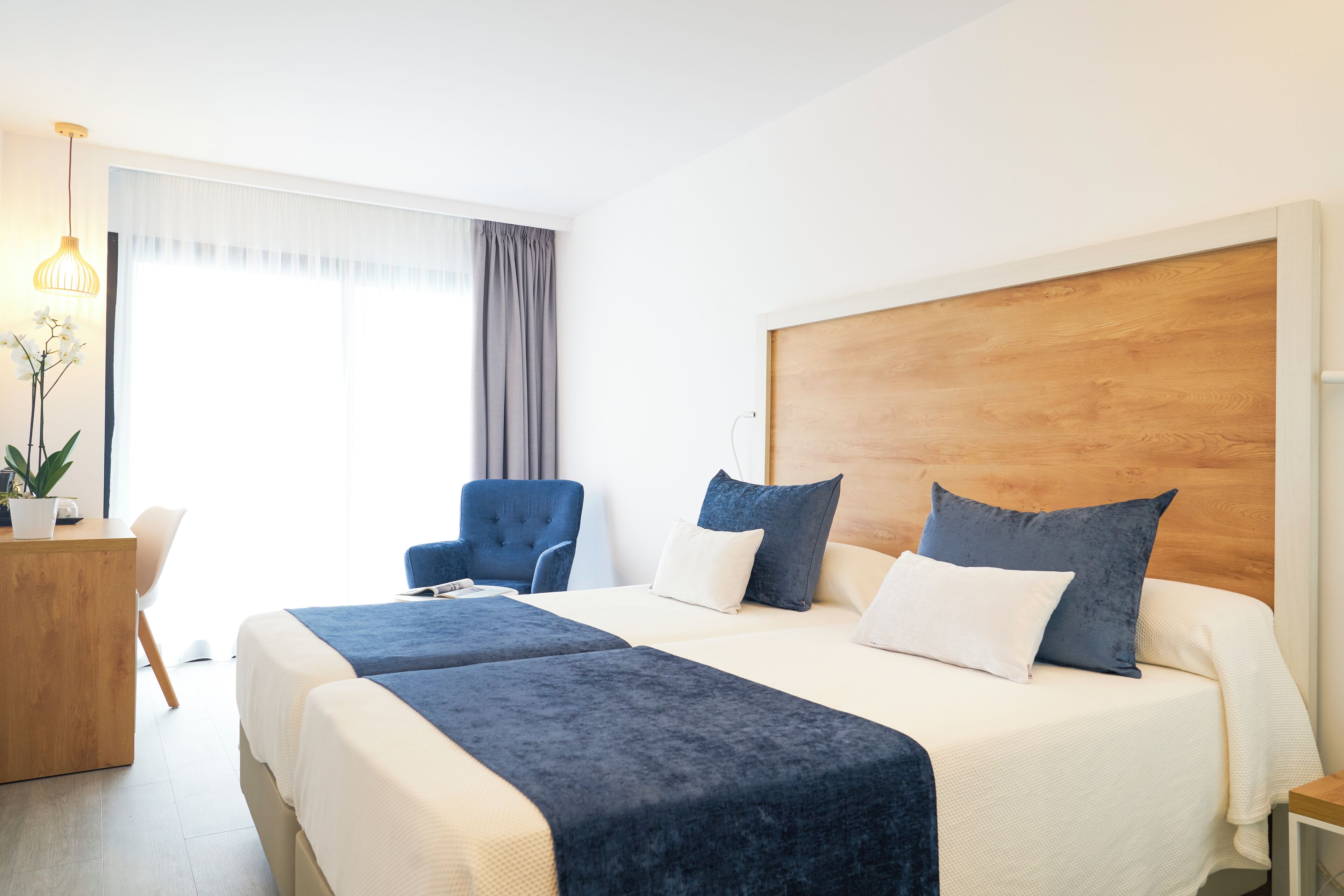 Daunenbettdecken, Minibar, Zimmersafe, individuell dekoriert