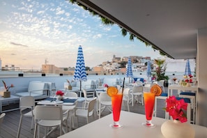 Poolside bar