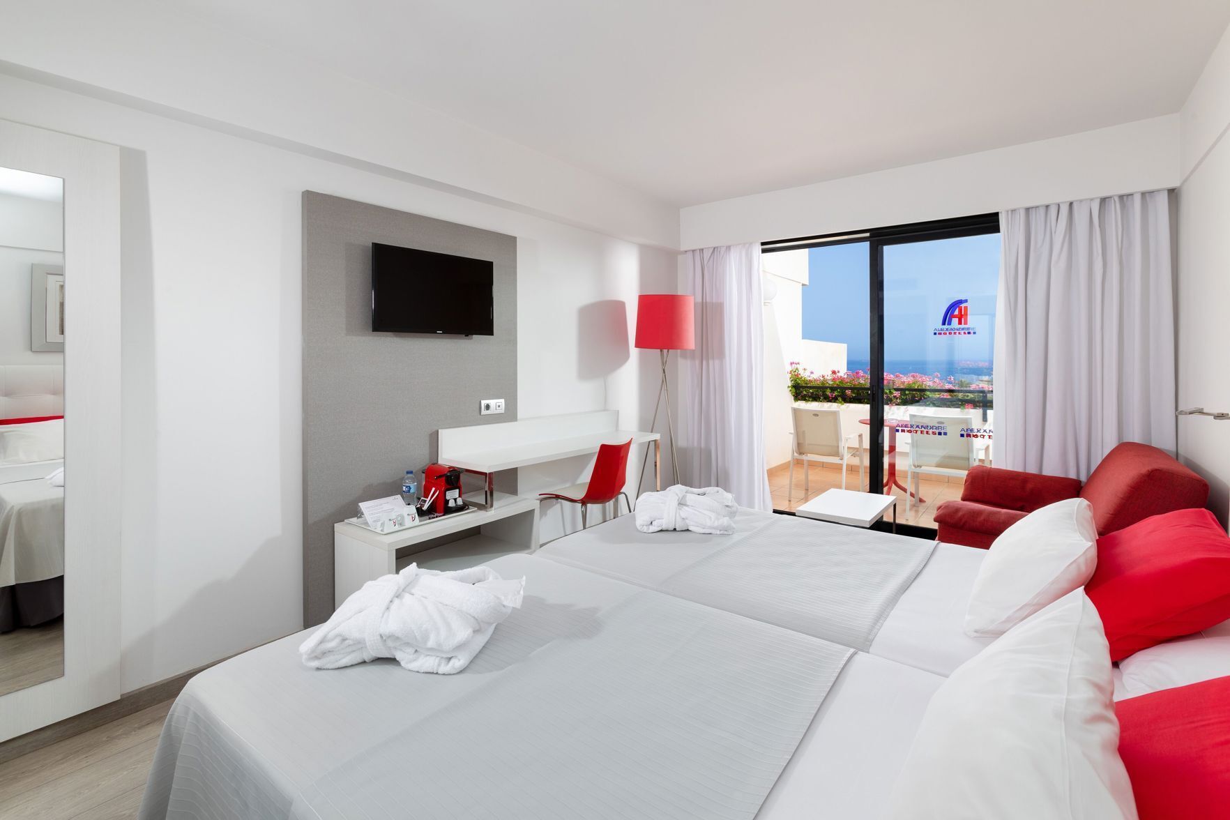 Minibar, Zimmersafe, Schreibtisch, Verdunkelungsvorhänge