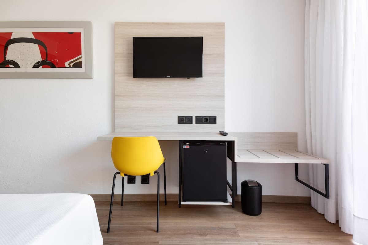 Minibar, pengeskab på værelset, skrivebord, mørklægningsgardiner