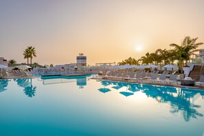 2 buitenzwembaden en ligstoelen