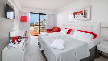 Club Alexandre Superior Room | Minibar, una cassaforte in camera, una scrivania, tende oscuranti