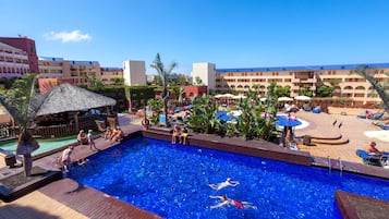 6 piscines extérieures, parasols de plage, chaises longues