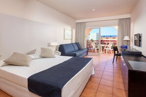 Minibar, safe på rommet, skrivebord og skrivebord for bærbar PC