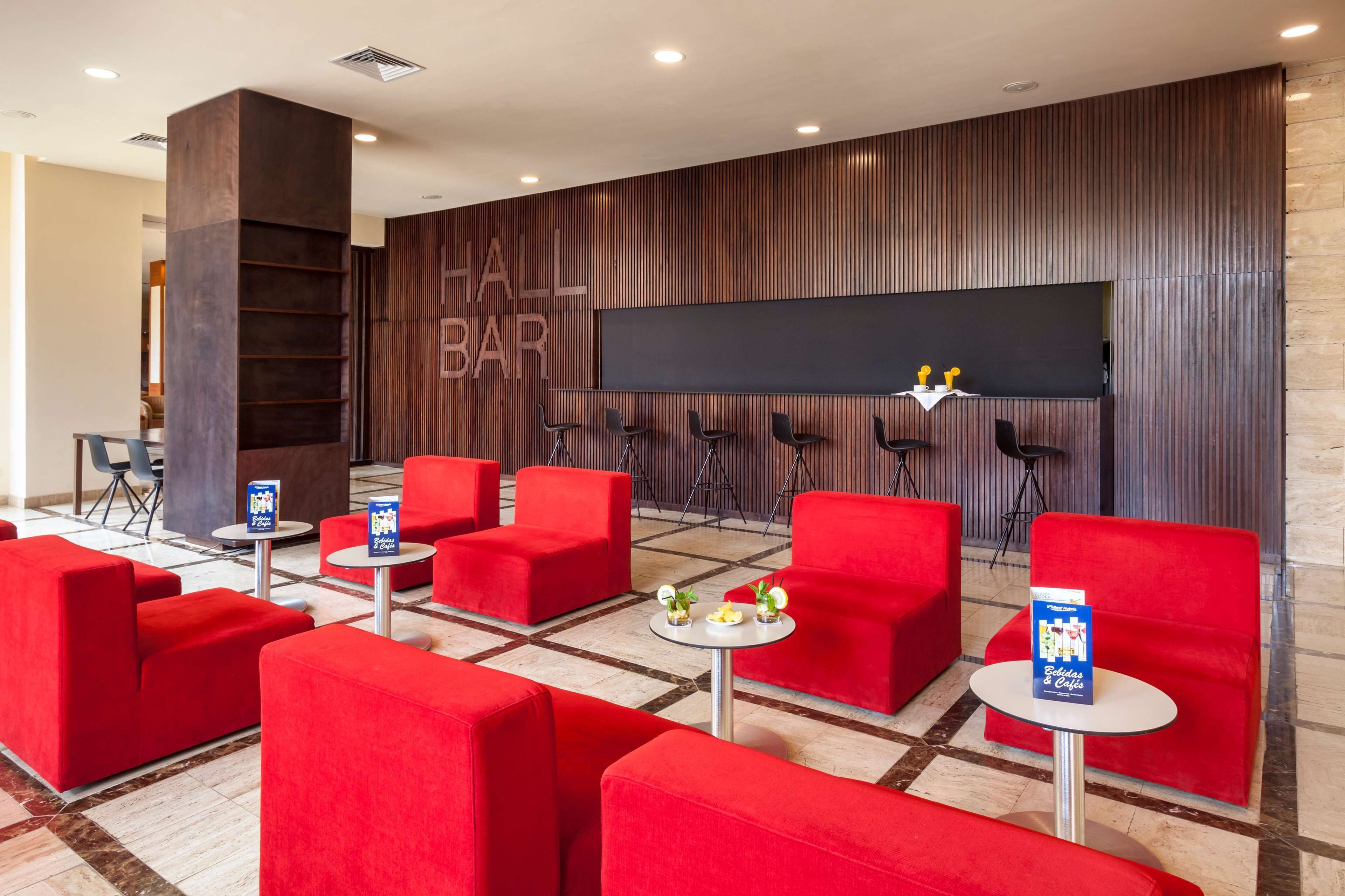 4 bars/lounges, 2 swim-up bars, 2 poolside bars