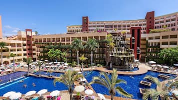 6 outdoor pools, pool umbrellas, sun loungers