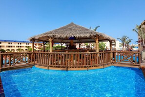 6 piscines extérieures, parasols, chaises longues