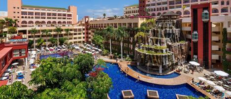 6 buitenzwembaden, parasols voor strand/zwembad