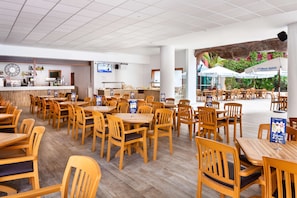 4 bares/lounges, 2 bares molhados, 2 bares ao lado da piscina