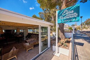 Breakfast and dinner served, garden views - Universal Aparthotel Elisa (Muro)