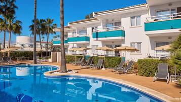 Outdoor pool, pool loungers