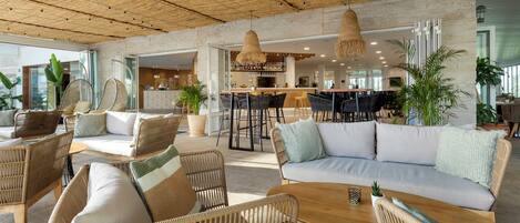 Petit déjeuner et dîner servis sur place, vue sur le jardin