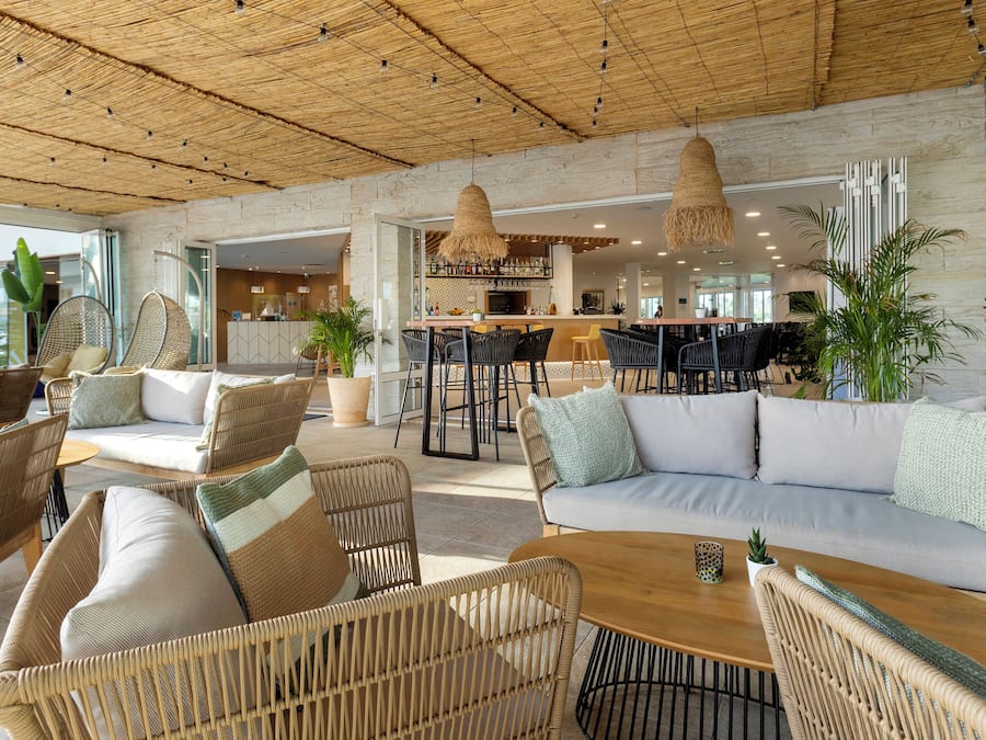 Serveert ontbijt en diner, uitzicht op de tuin