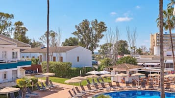 Piscina all'aperto, lettini