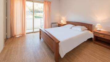 Apartment, 1 Bedroom | Desk, free cribs/infant beds, free WiFi