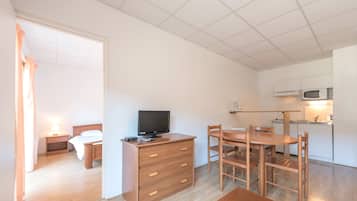 Appartement, 1 slaapkamer | Een bureau, gratis babybedden, gratis wifi