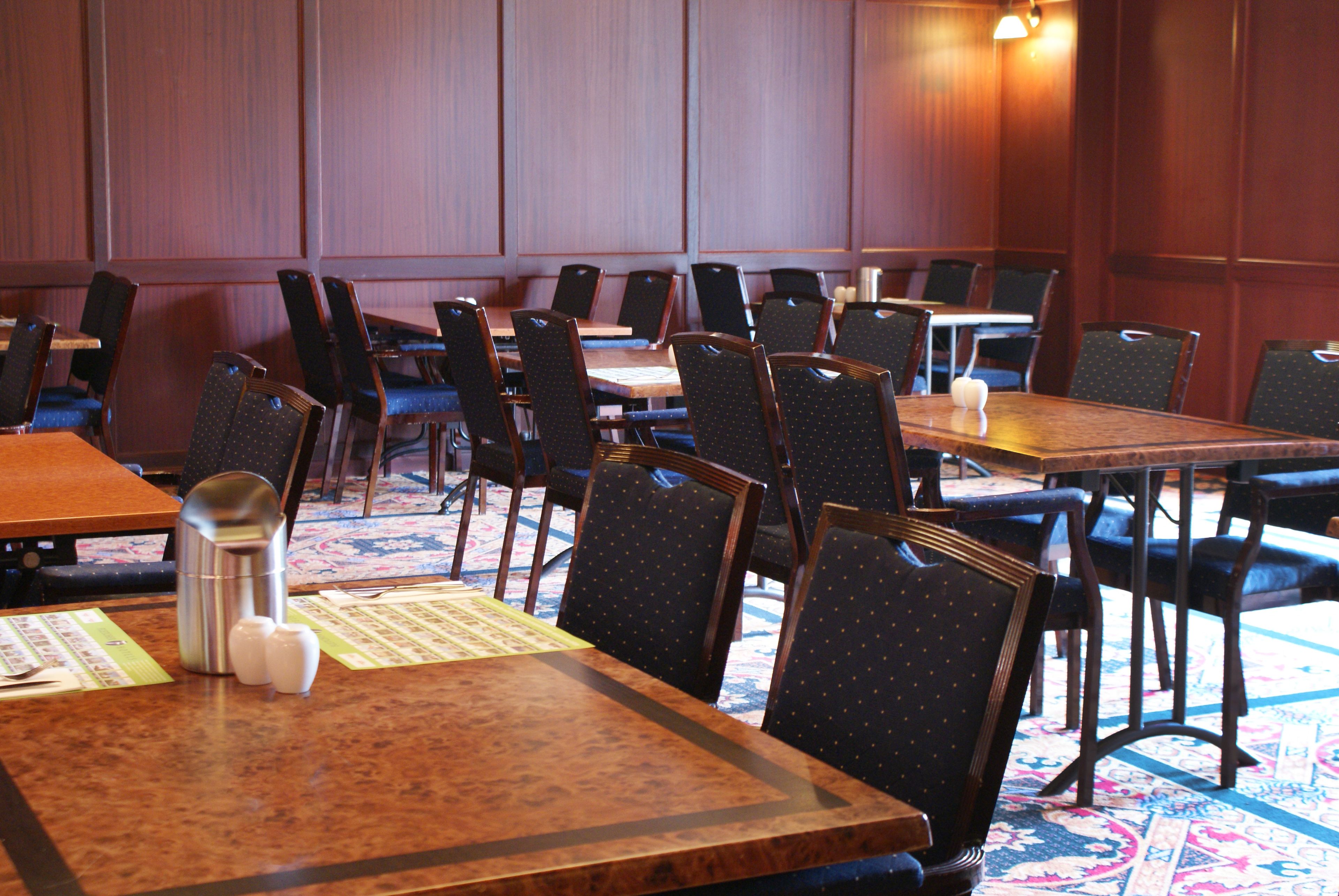 Daily continental breakfast (EUR 18.50 per person)