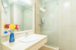 Secador de pelo y toallas