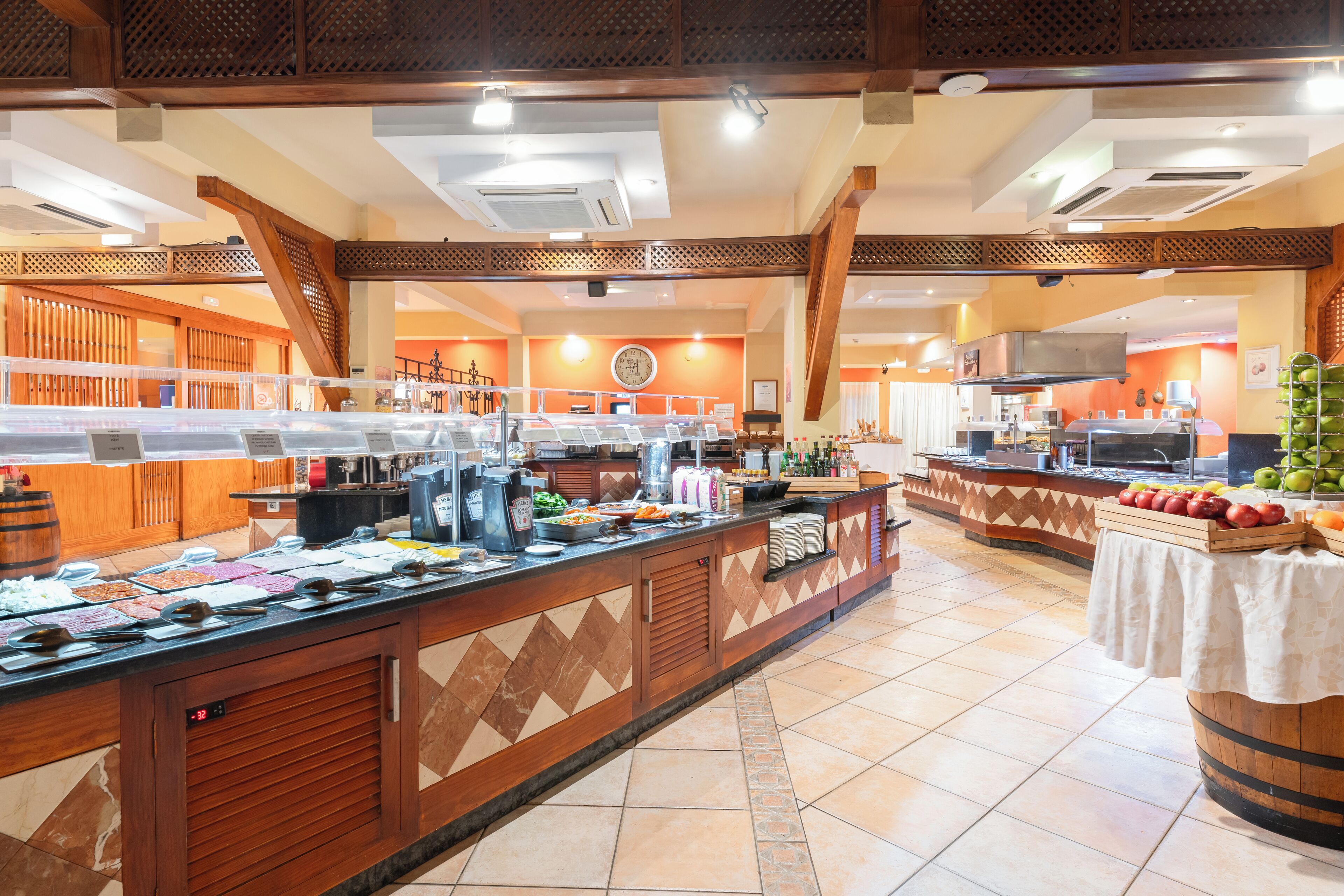 breakfast and dinner served, international cuisine