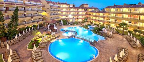 Piscina externa, guarda-sóis, espreguiçadeiras